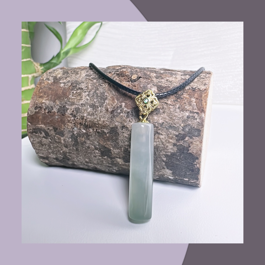 半山水翡翠柱子吊墜 · 天然緬甸翡翠｜ M024156