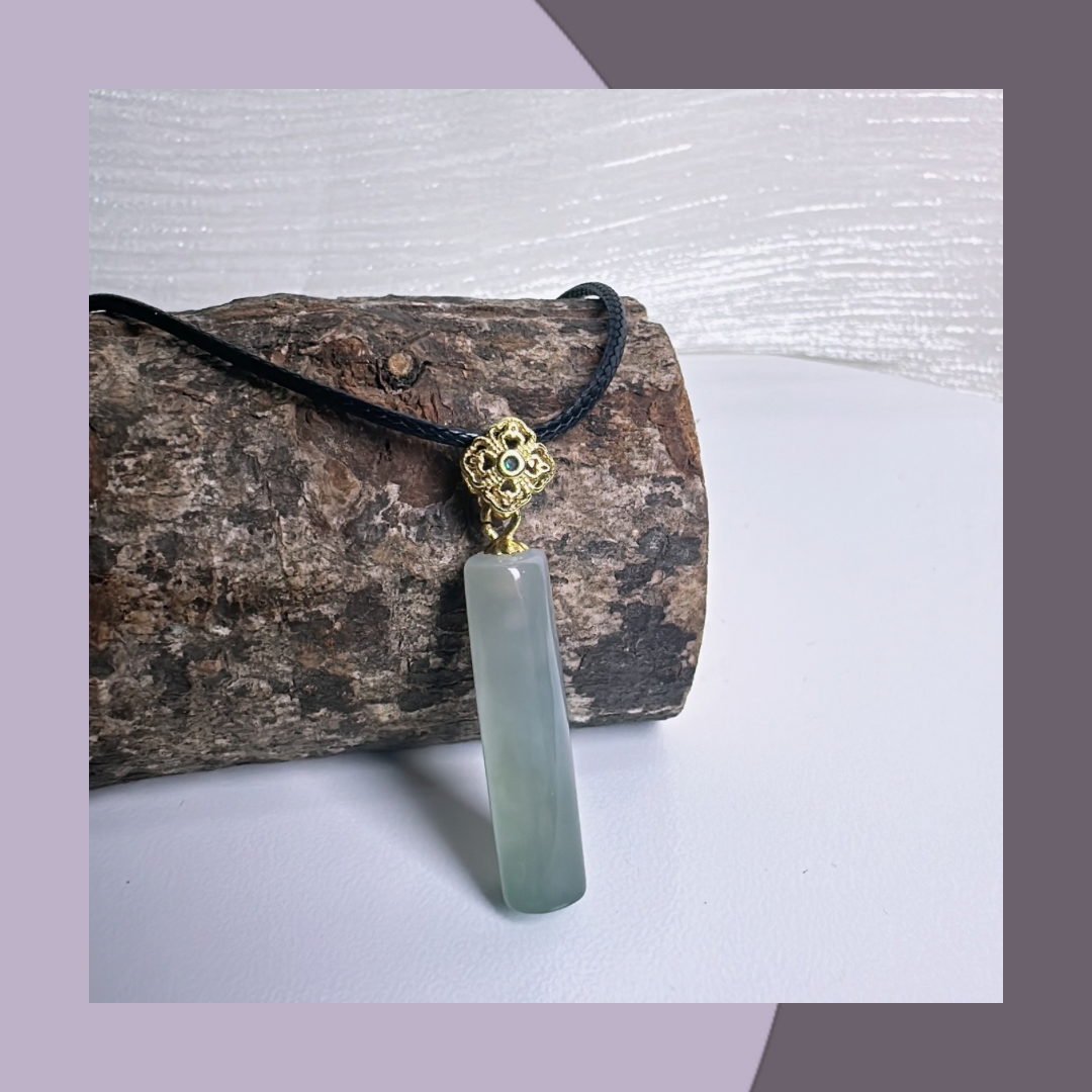 半山水翡翠柱子吊墜 · 天然緬甸翡翠｜ M024156